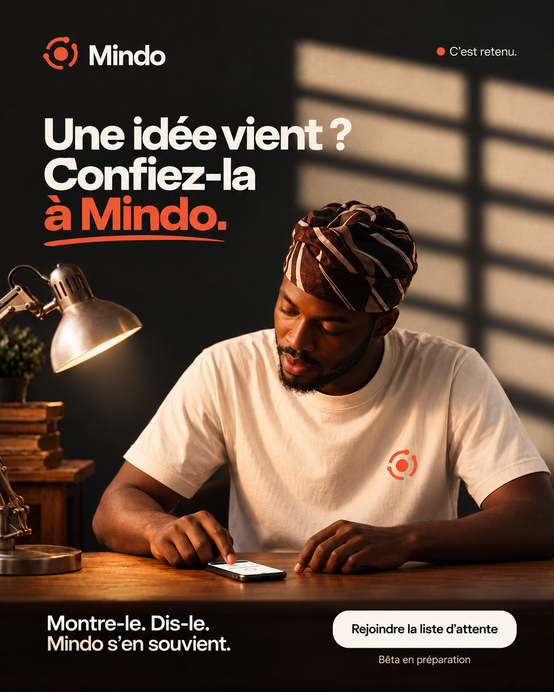 Visuel de campagne Mindo : un homme confie une idée à son téléphone posé sur une table. Une idée vient ? Confiez-la à Mindo. Montre-le. Dis-le. Mindo s’en souvient.